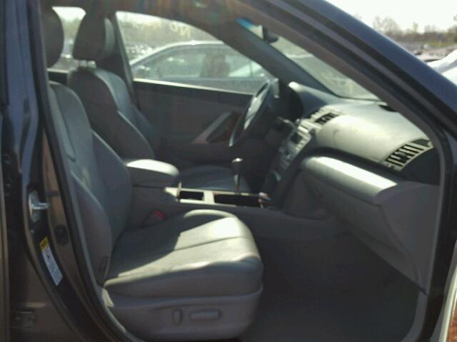 4T4BF3EK0AR035555 - 2010 TOYOTA CAMRY BASE GRAY photo 5