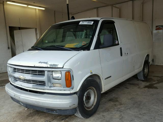 1GCFG25W611153475 - 2001 CHEVROLET EXPRESS G2 WHITE photo 2