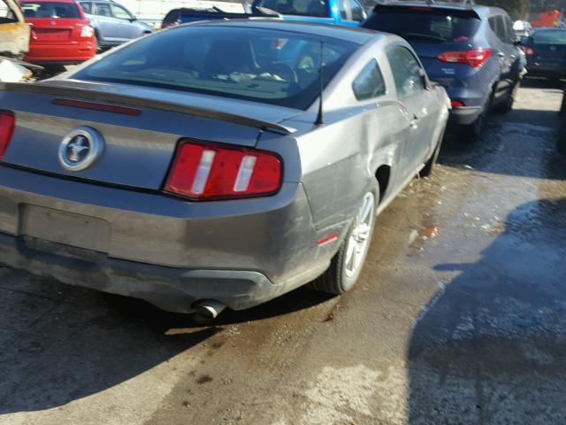 1ZVBP8AN2A5145961 - 2010 FORD MUSTANG GRAY photo 4