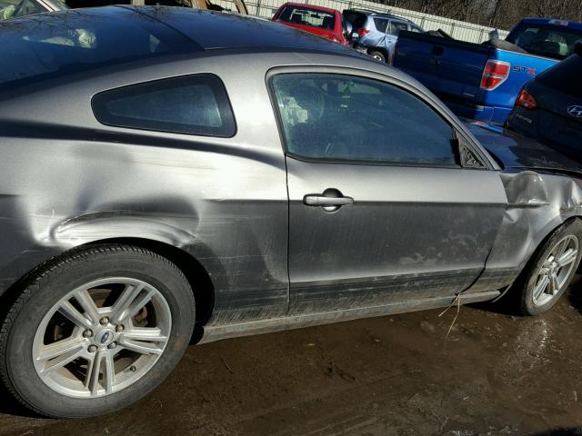 1ZVBP8AN2A5145961 - 2010 FORD MUSTANG GRAY photo 9