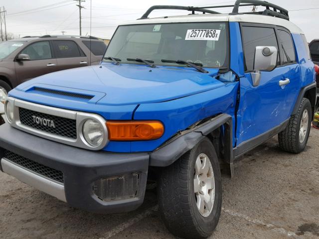 JTEBU11F070012693 - 2007 TOYOTA FJ CRUISER BLUE photo 2