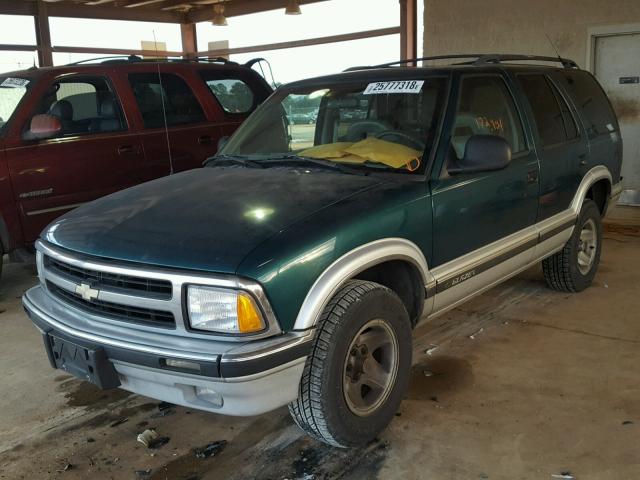 1GNCS13W0V2136838 - 1997 CHEVROLET BLAZER GREEN photo 2