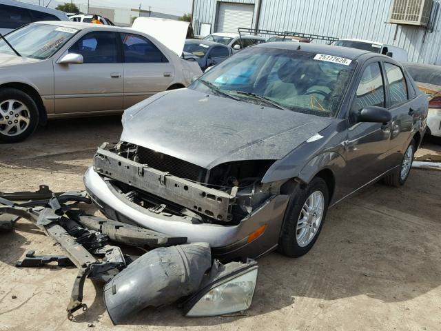 1FAFP34N05W135034 - 2005 FORD FOCUS ZX4 GRAY photo 2