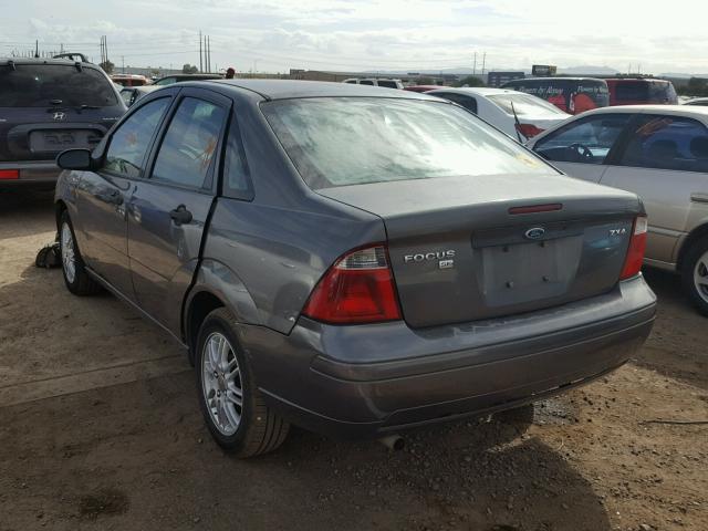 1FAFP34N05W135034 - 2005 FORD FOCUS ZX4 GRAY photo 3