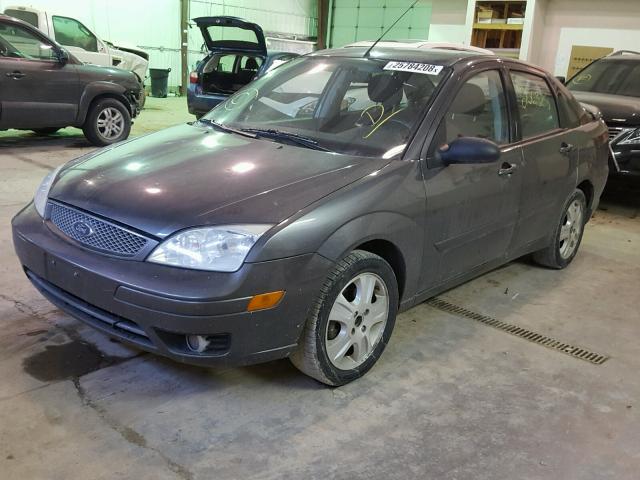 1FAFP38Z85W156128 - 2005 FORD FOCUS GRAY photo 2