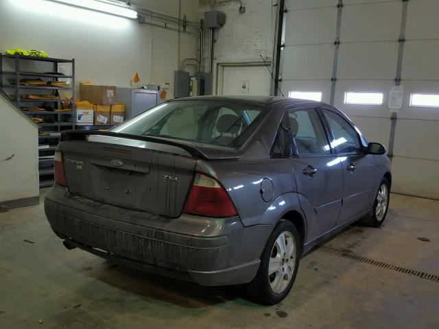 1FAFP38Z85W156128 - 2005 FORD FOCUS GRAY photo 4