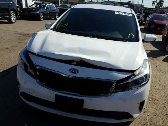 3KPFK4A72HE121994 - 2017 KIA FORTE LX WHITE photo 9