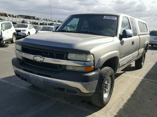 1GCHK29U12E300635 - 2002 CHEVROLET SILVERADO TAN photo 2