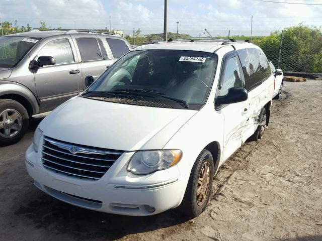 2C8CP64L55R127792 - 2005 CHRYSLER TOWN & COU WHITE photo 2