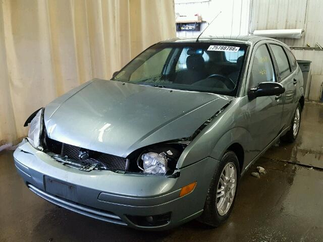 3FAFP37N65R120391 - 2005 FORD FOCUS ZX5 GREEN photo 2