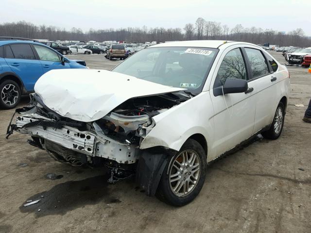 1FAHP35N89W121623 - 2009 FORD FOCUS SE WHITE photo 2