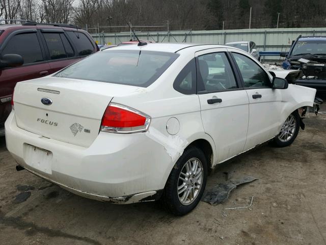 1FAHP35N89W121623 - 2009 FORD FOCUS SE WHITE photo 4