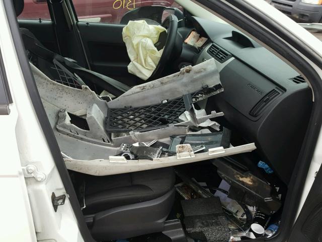 1FAHP35N89W121623 - 2009 FORD FOCUS SE WHITE photo 5