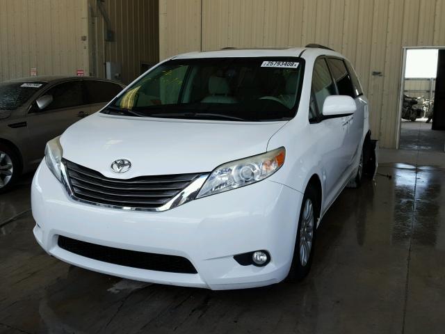 5TDYK3DC8CS211676 - 2012 TOYOTA SIENNA XLE WHITE photo 2