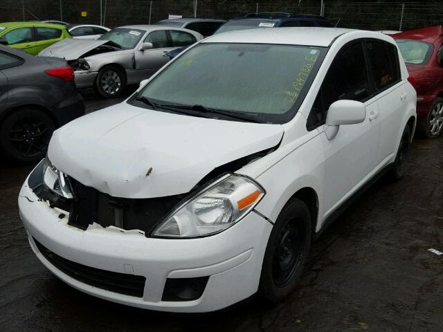 3N1BC1CP3BL500001 - 2011 NISSAN VERSA S WHITE photo 2