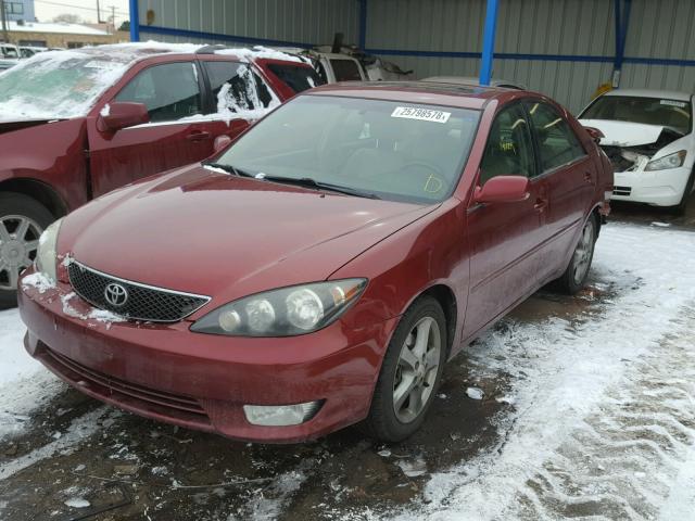 4T1BA30K75U509605 - 2005 TOYOTA CAMRY SE RED photo 2