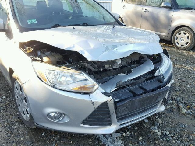 1FAHP3F23CL196081 - 2012 FORD FOCUS SE SILVER photo 9