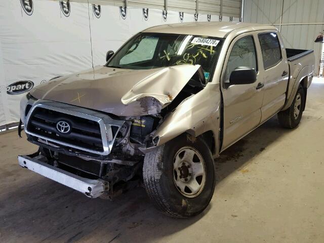 3TMJU62N57M034625 - 2007 TOYOTA TACOMA DOU GOLD photo 2