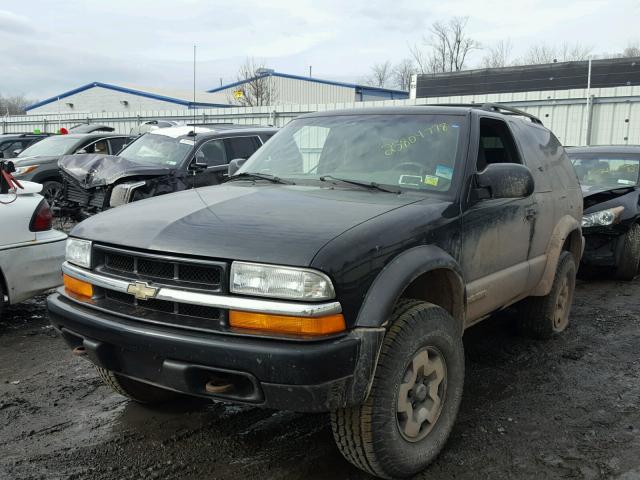 1GNCT18W12K114722 - 2002 CHEVROLET BLAZER BLACK photo 2