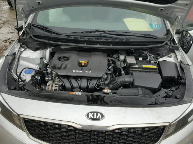 3KPFL4A74HE009419 - 2017 KIA FORTE LX SILVER photo 7