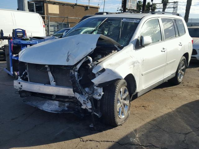 5TDZK3EH4DS130464 - 2013 TOYOTA HIGHLANDER WHITE photo 2