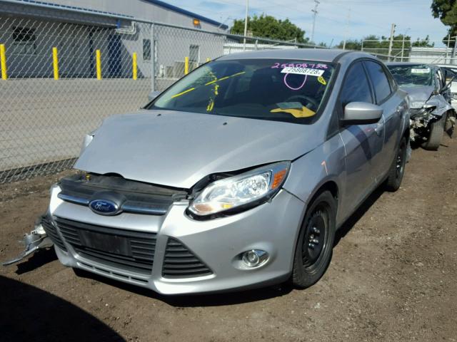 1FAHP3F25CL468078 - 2012 FORD FOCUS SE SILVER photo 2