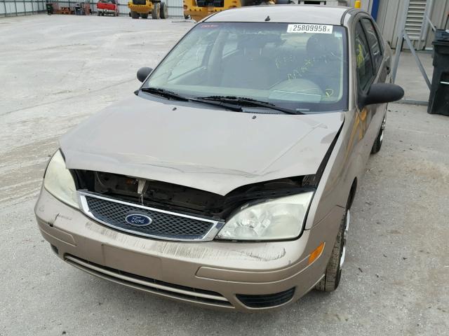 1FAFP34N95W237206 - 2005 FORD FOCUS ZX4 GOLD photo 9
