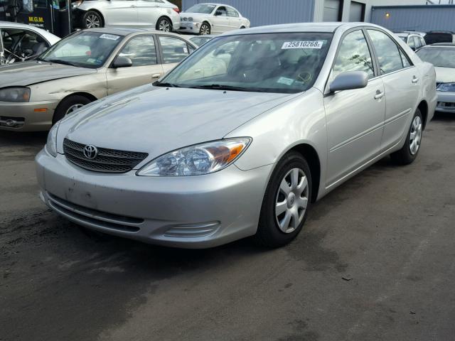 4T1BE32K12U008805 - 2002 TOYOTA CAMRY LE GRAY photo 2