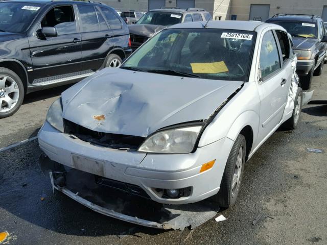 3FAFP37N15R137194 - 2005 FORD FOCUS ZX5 SILVER photo 2