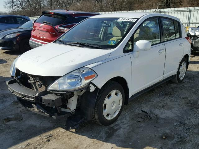 3N1BC13E78L425732 - 2008 NISSAN VERSA S WHITE photo 2