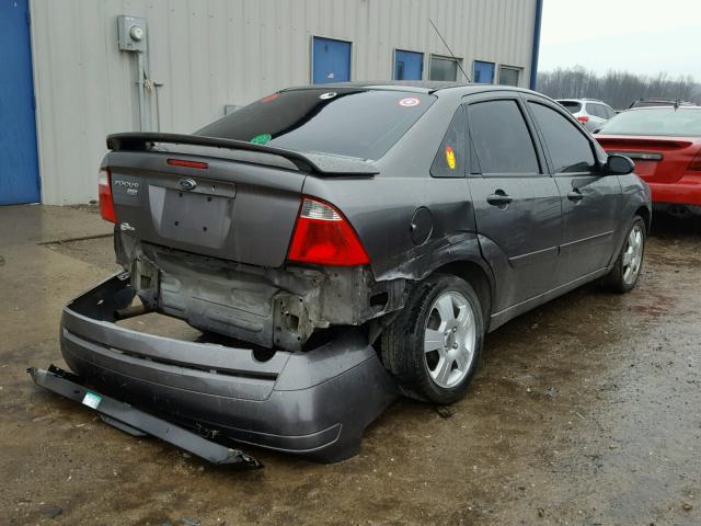 1FAFP34NX7W166682 - 2007 FORD FOCUS ZX4 GRAY photo 4