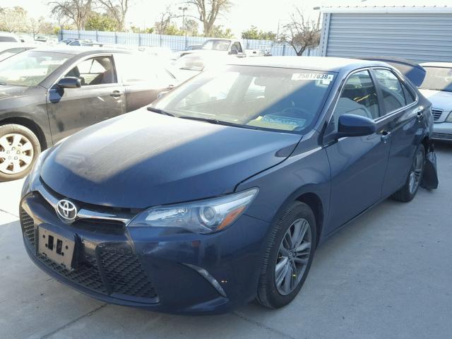 4T1BF1FK4FU037118 - 2015 TOYOTA CAMRY LE GRAY photo 2