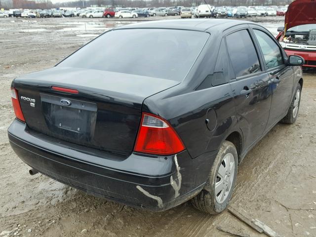 1FAHP34N47W156383 - 2007 FORD FOCUS ZX4 WHITE photo 4