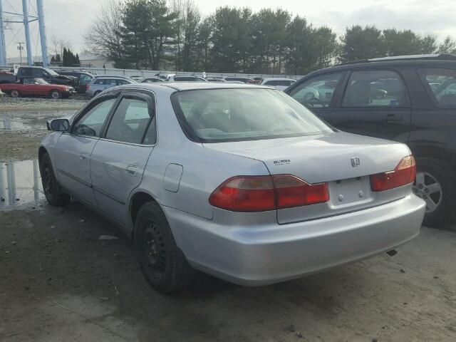 1HGCG5540WA158313 - 1998 HONDA ACCORD LX SILVER photo 3