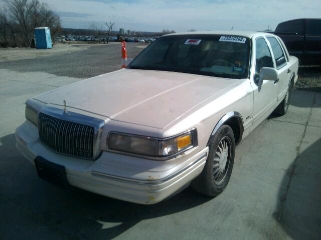 1LNLM83W2TY697558 - 1996 LINCOLN TOWN CAR C WHITE photo 2