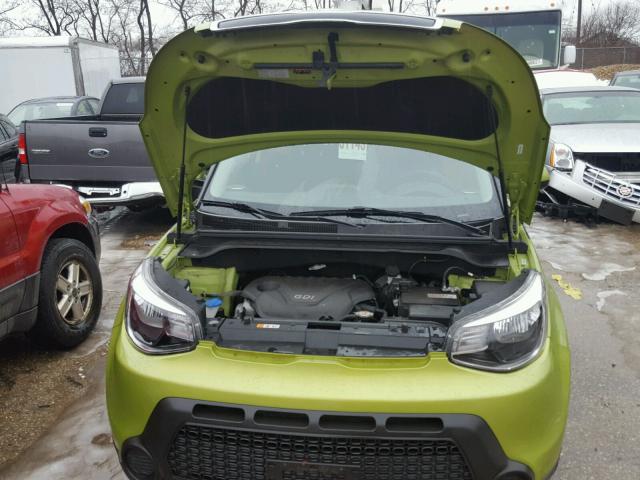 KNDJN2A22F7784134 - 2015 KIA SOUL GREEN photo 7