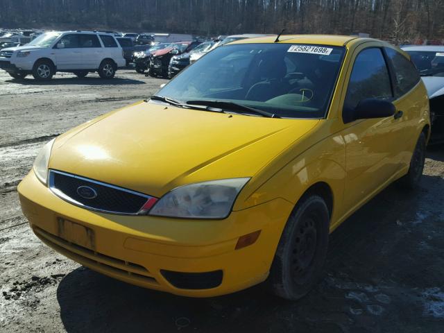 1FAFP31N97W124881 - 2007 FORD FOCUS ZX3 YELLOW photo 2