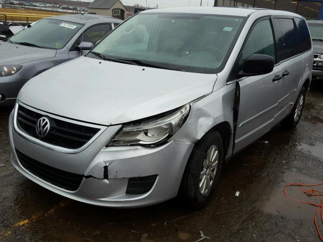 2V8HW44129R549654 - 2009 VOLKSWAGEN ROUTAN S SILVER photo 2