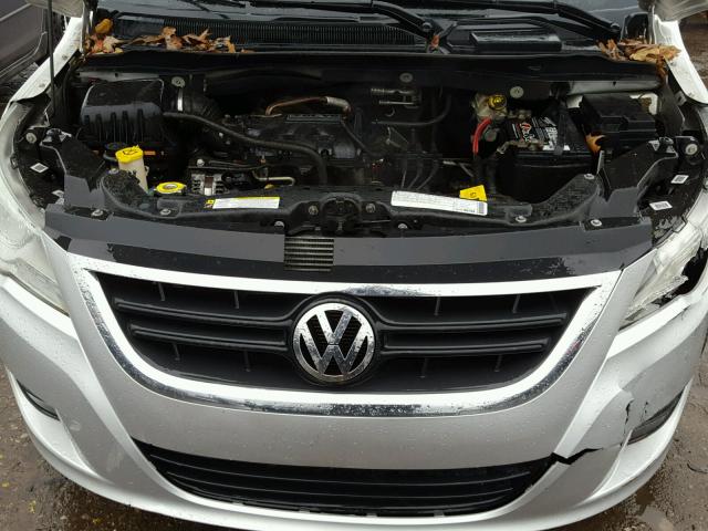 2V8HW44129R549654 - 2009 VOLKSWAGEN ROUTAN S SILVER photo 7