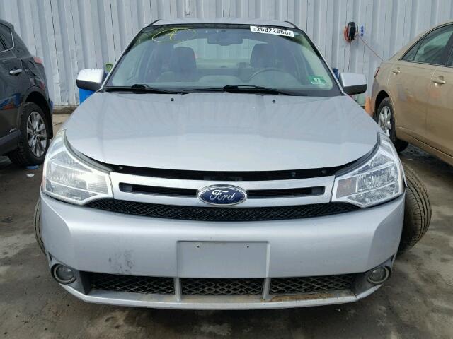 1FAHP35N18W189373 - 2008 FORD FOCUS SE SILVER photo 9