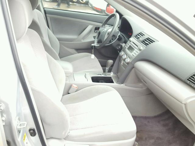 4T1BF3EK2BU730888 - 2011 TOYOTA CAMRY BASE SILVER photo 5