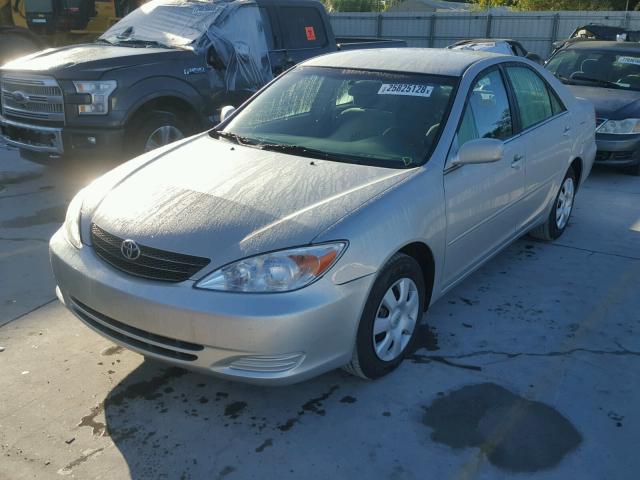 4T1BE32K72U048824 - 2002 TOYOTA CAMRY LE SILVER photo 2