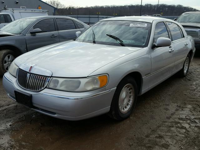 1LNHM81W7XY707810 - 1999 LINCOLN TOWN CAR E SILVER photo 2