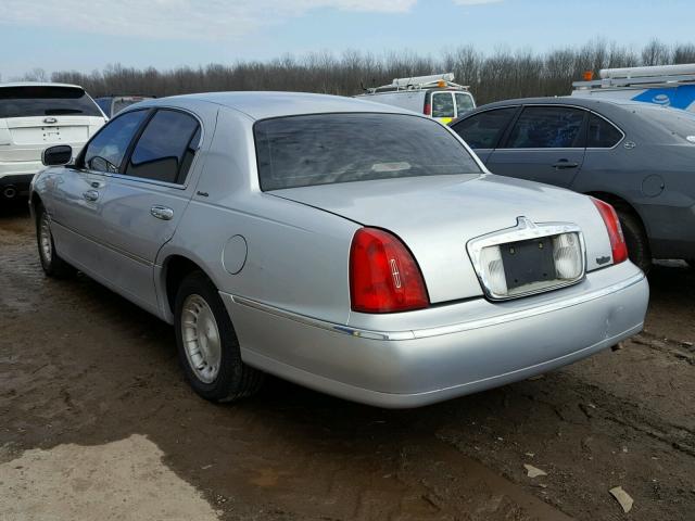 1LNHM81W7XY707810 - 1999 LINCOLN TOWN CAR E SILVER photo 3