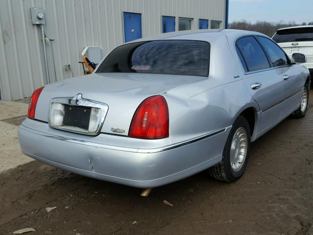 1LNHM81W7XY707810 - 1999 LINCOLN TOWN CAR E SILVER photo 4