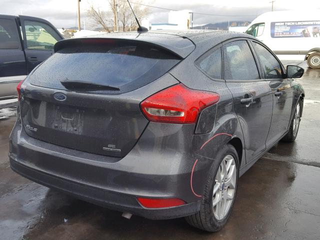 1FADP3K2XFL361343 - 2015 FORD FOCUS SE GRAY photo 4