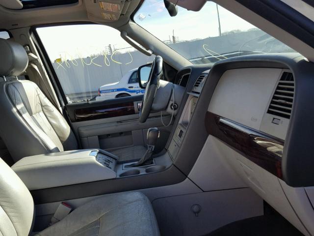 5LMFU28R84LJ14869 - 2004 LINCOLN NAVIGATOR SILVER photo 5