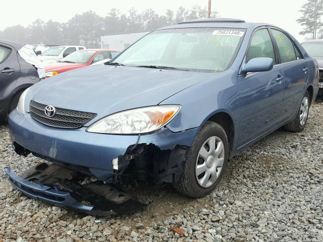 JTDBE30K820097786 - 2002 TOYOTA CAMRY LE BLUE photo 2