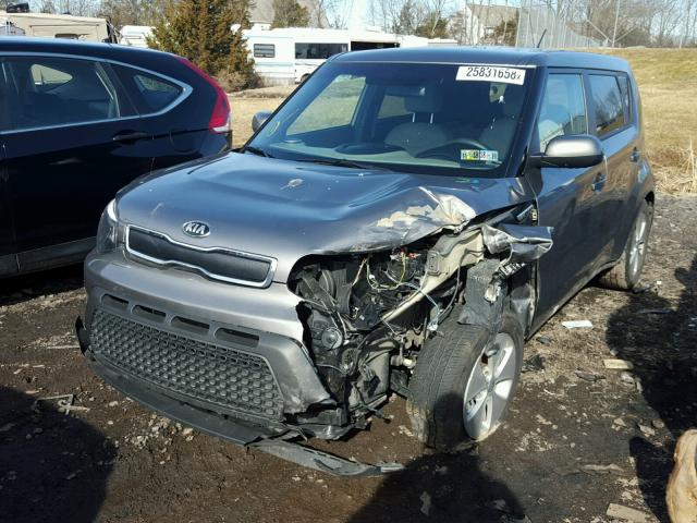 KNDJN2A27G7407610 - 2016 KIA SOUL GRAY photo 2