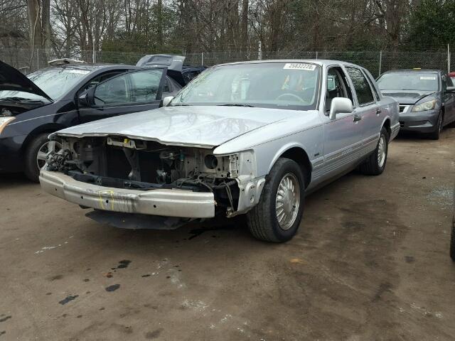 1LNLM82W9TY695467 - 1996 LINCOLN TOWN CAR S SILVER photo 2